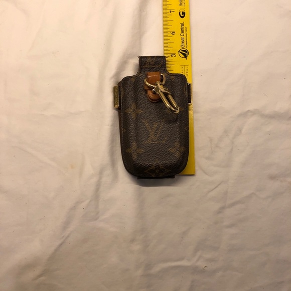 Louis Vuitton small phone, case worn for 4 yrs used to fit a flip phone. 🤦🏿♀️ - Picture 8 of 10